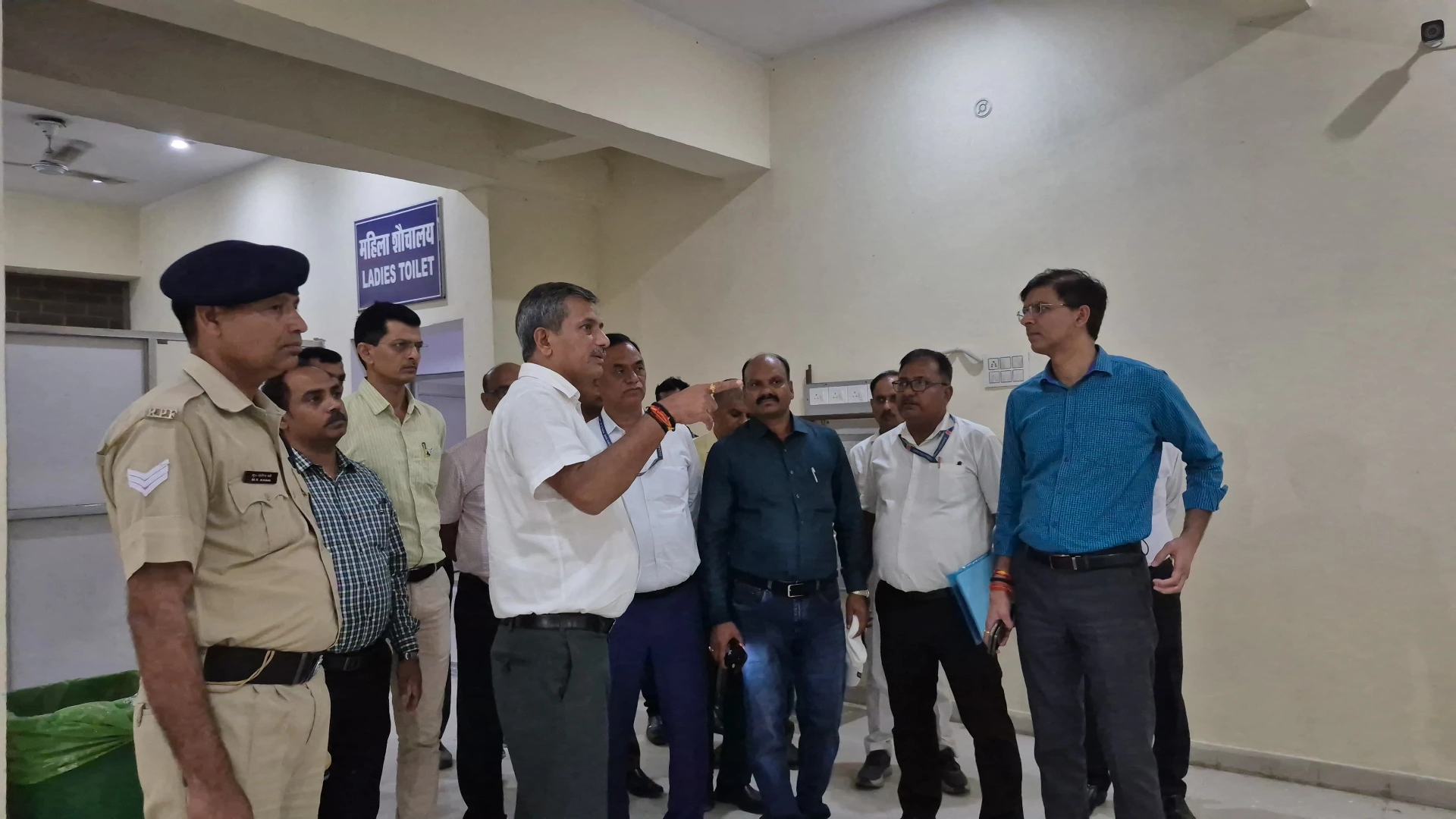वाराणसी एयर शो को लेकर रेलवे अलर्ट! DDU जंक्शन पर DRM उदय सिंह मीना ने परखी तैयारियां, भीड़ संभालने के लिए विशेष इंतजाम