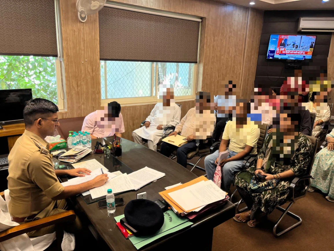 लखनऊ में DCP दक्षिणी का एक्शन मोड! कृष्णानगर थाने का औचक निरीक्षण, जनसुनवाई में सुनीं फरियादें