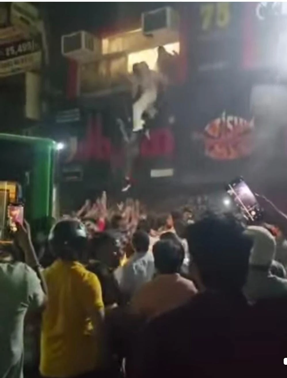 दिल्ली में रेस्टोरेंट की रसोई में भड़की आग! जान बचाने के लिए पहली मंजिल से कूदे लोग, इलाके में मची अफरा-तफरी