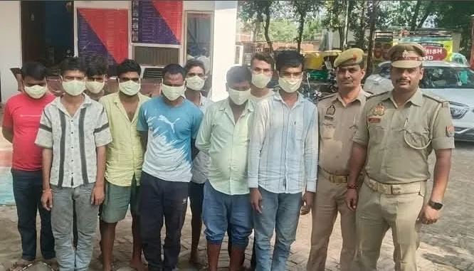 वाराणसी में जुआ खेलते 9 लोग गिरफ्तार, ₹8,450 नकद बरामद