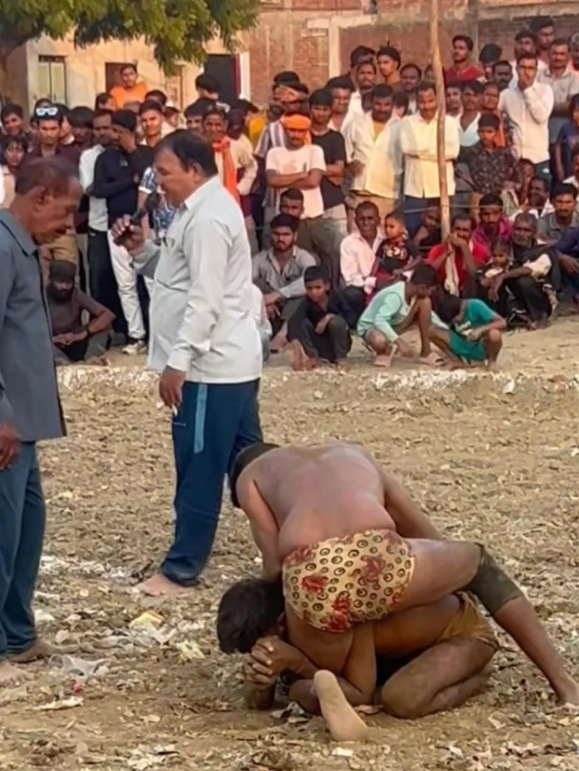 नवाबगंज- उन्नाव के  दंगल में अयोध्या के बाबा पहलवान का जलवा! जीत पर मिला जनता का भरपूर प्यार, फाइनल में मौका न मिलने पर भड़के दर्शक