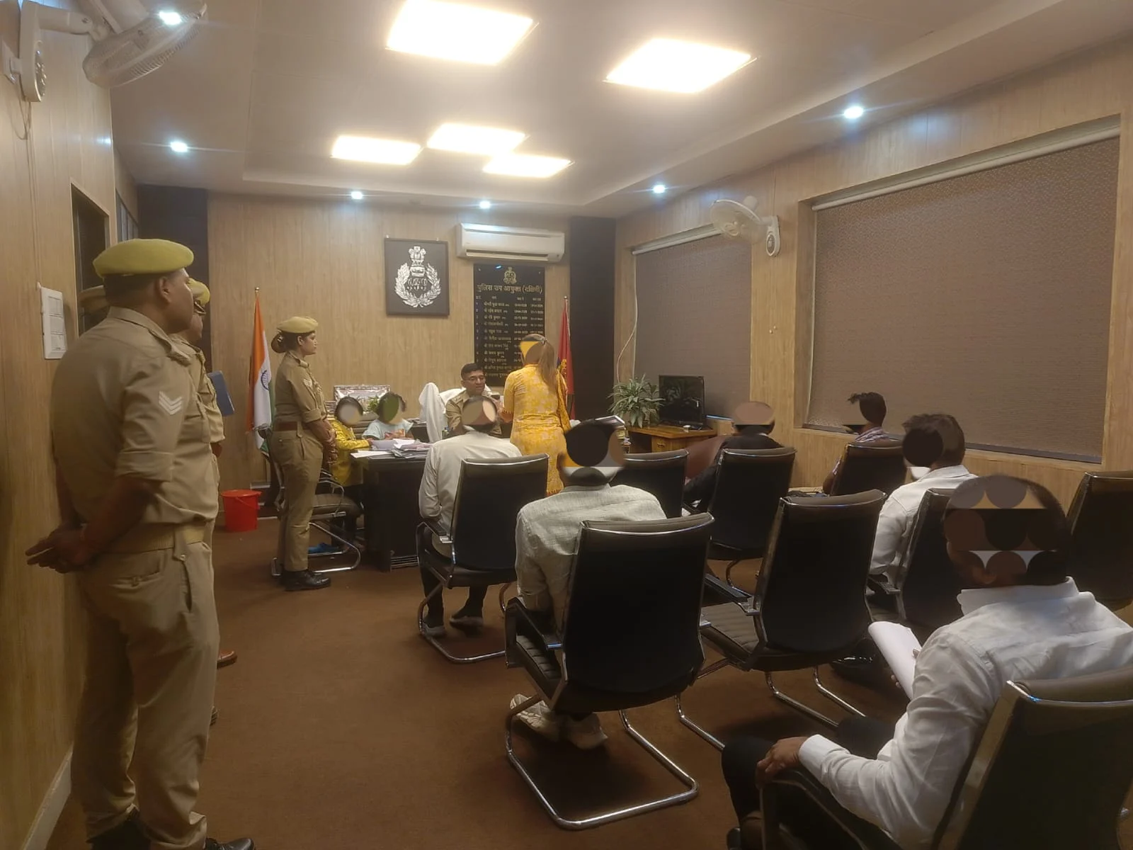 लखनऊ: DCP दक्षिणी मो. मुश्ताक ने जनसुनवाई में सुनीं फरियादियों की समस्याएं, त्वरित निस्तारण के दिए निर्देश