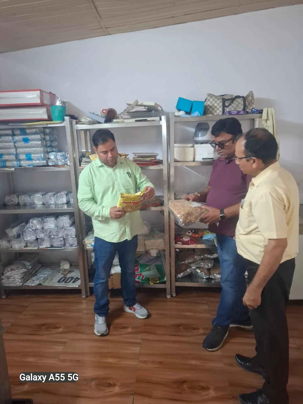 लखनऊ की दवा मंडी में बड़ा एक्शन! 14 फर्मों के लाइसेंस रद्द, 29 निलंबित—फर्जी बिलिंग मामले में FSDA की कार्रवाई