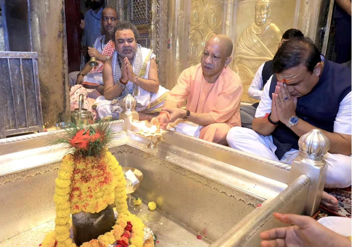 काशी पहुंचे योगी आदित्यनाथ और हिमंता बिस्वा सरमा, बाबा काल भैरव और विश्वनाथ मंदिर में किया पूजन