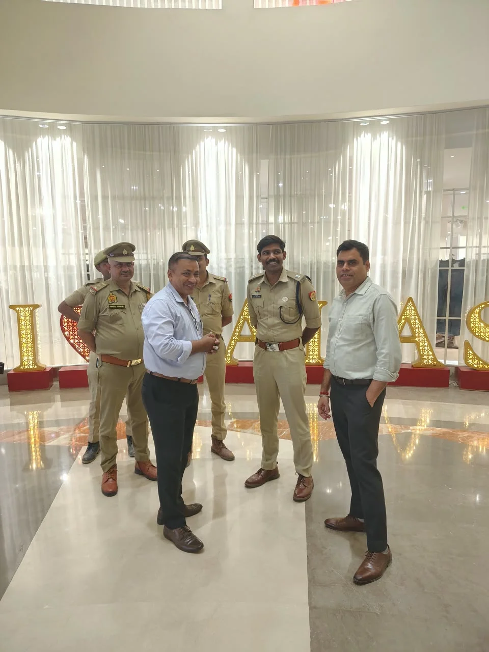 त्योहारों पर सुरक्षा का पहरा! दुर्गा पूजा पंडालों से प्लासियो मॉल तक पुलिस अलर्ट, पॉलिटेक्निक में छात्राओं को सिखाए सुरक्षा के अधिकार