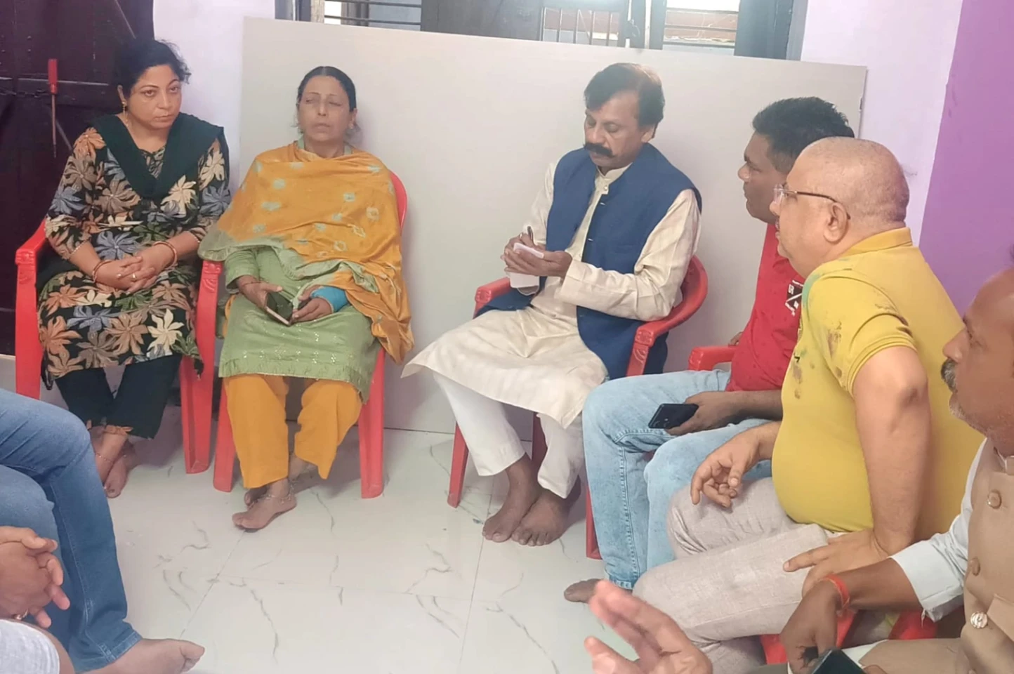 करवाचौथ पर तिहरे हत्याकांड से प्रभावित तिवारी परिवार का छलका दर्द, संदीप बंसल ने व्यापारियों के साथ पहुंचकर बंधाया ढांढस