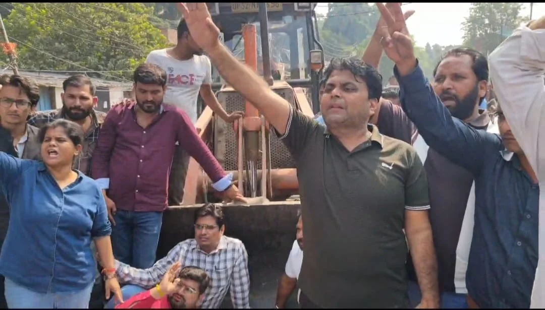 कैसरबाग में अधिवक्ताओं के चेंबर पर चला नगर निगम का बुलडोजर, भड़का आक्रोश! 800 वकीलों के सामने रोजी-रोटी और ठिकाने का सवाल