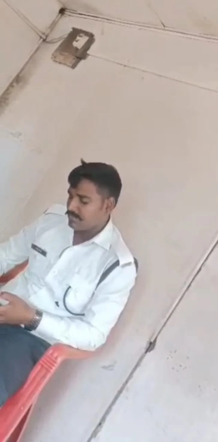 लखनऊ में ट्रैफिक पुलिस पर गिरी गाज! 500 रुपये वसूली के आरोप में TSI और सिपाही निलंबित