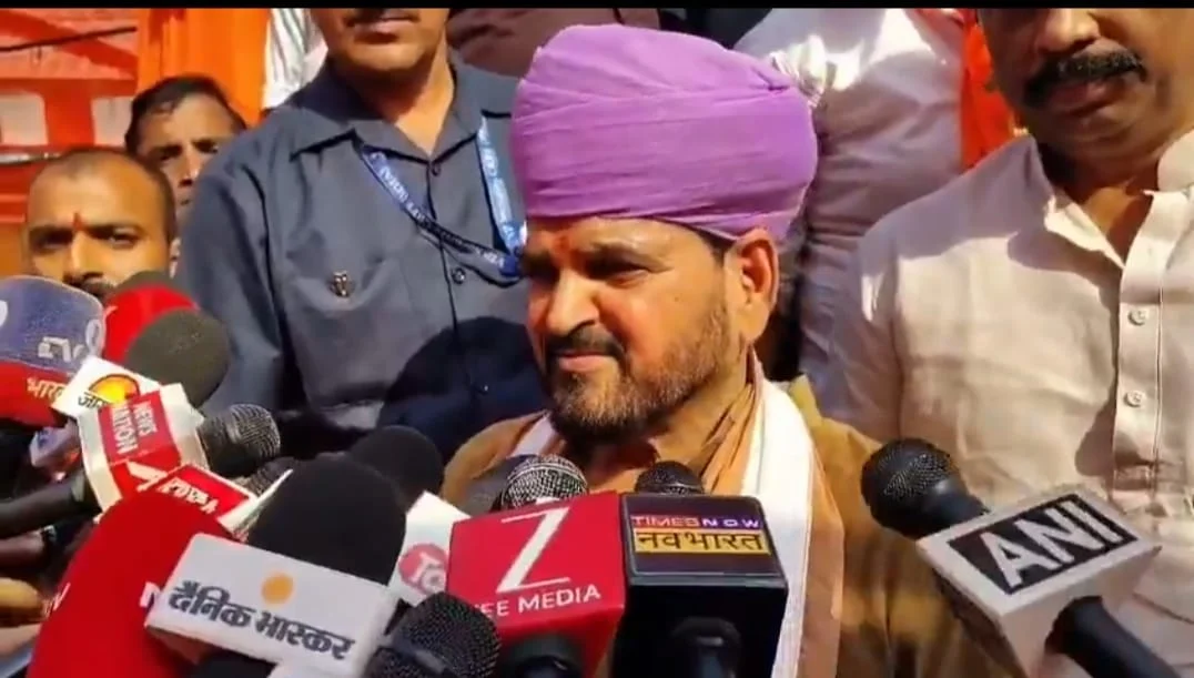 लखनऊ में कांग्रेस के ‘200 सीटों के हक’ वाले पोस्टर पर बृजभूषण सिंह का जवाब—“हमको देना होता तो 25 से ज्यादा ना देते!”