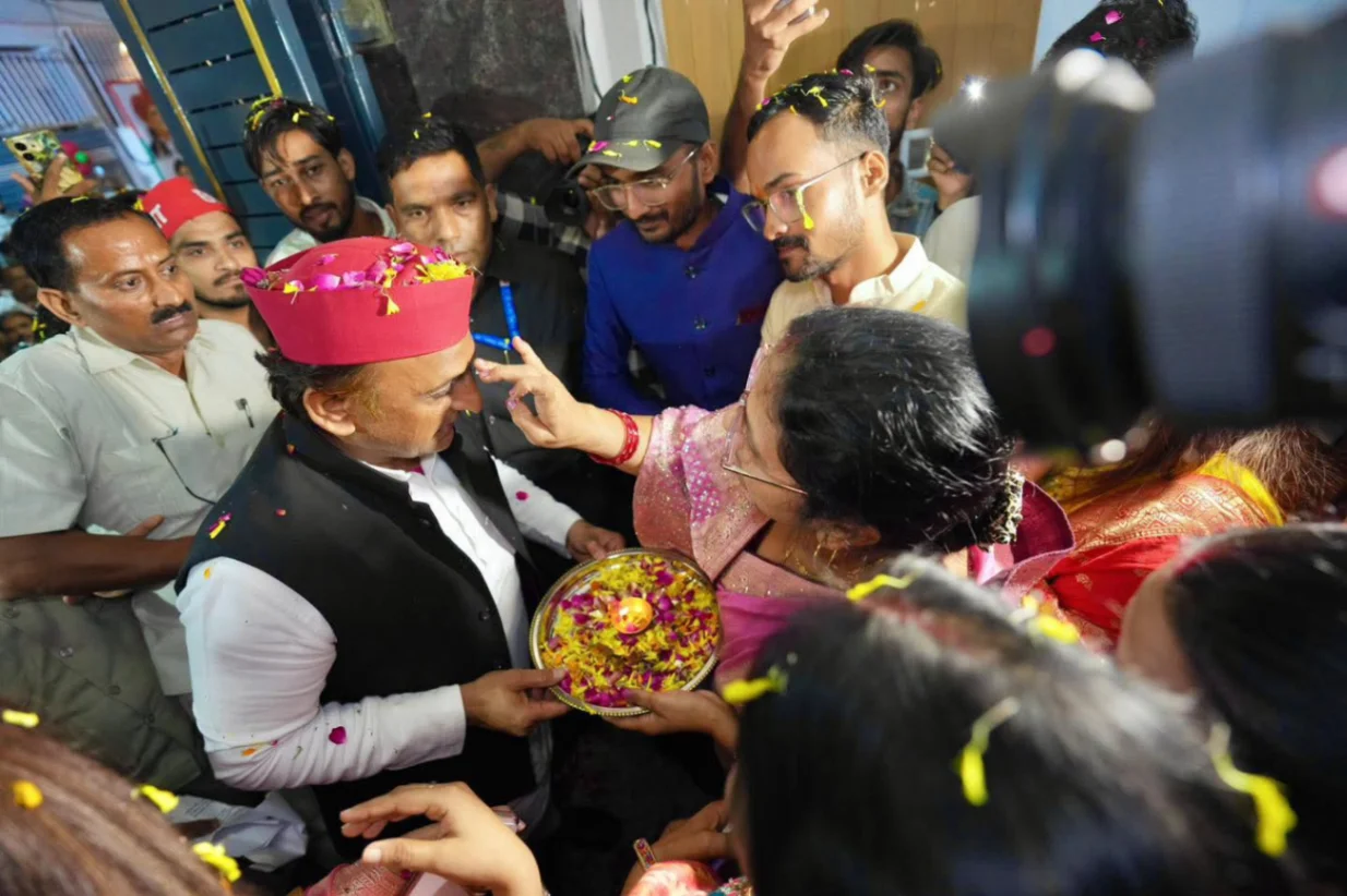 लखनऊ: शीरोज कैफे में मनाया गया अखिलेश यादव का जन्मदिन, एसिड अटैक पीड़ित महिलाओं को बांटी गईं साड़ियां