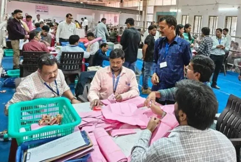 यूपी एमएलसी चुनाव में बीजेपी और सपा के बीच कड़ा मुकाबला, लखनऊ में उमेश द्विवेदी की जीत; वाराणसी में सपा का परचम
