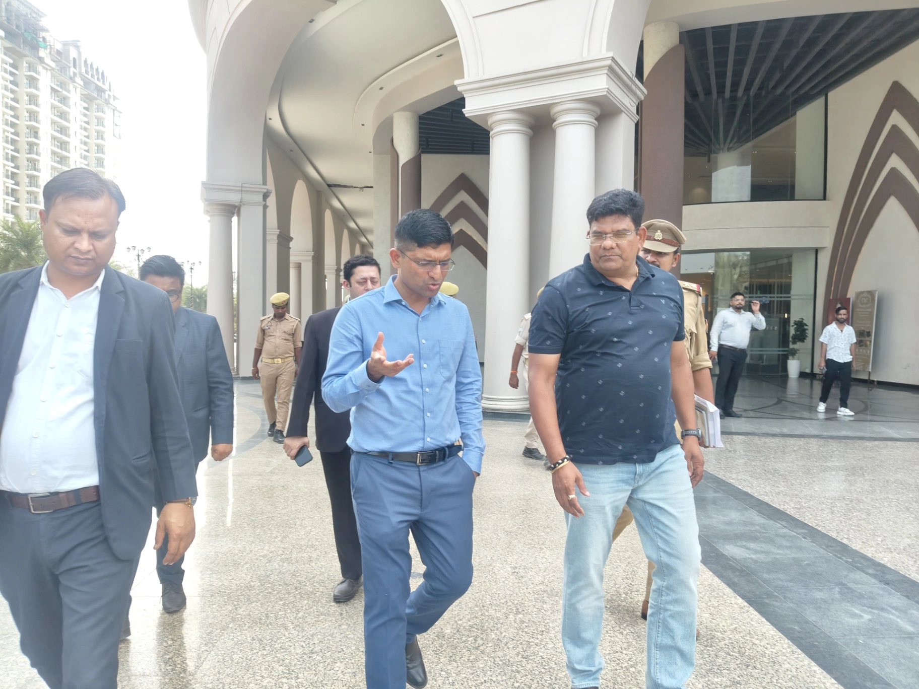 लखनऊ में होटल की 10वीं मंजिल से गिरी युवती की मौत, शादी को लेकर विवाद में हत्या का आरोप; आरोपी की तलाश में पुलिस की 2 टीमें