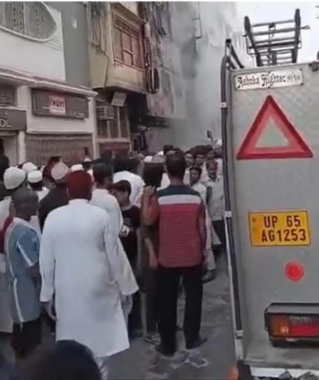 वाराणसी में भीषण आग से मची अफरा-तफरी! 6 मंजिला इमारत में फंसे 2 लोगों का सुरक्षित रेस्क्यू