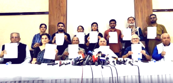ECI कार्यालय के बाहर रोका गया पूर्व अधिकारियों का प्रतिनिधिमंडल, CEC के खिलाफ महाभियोग की तैयारी