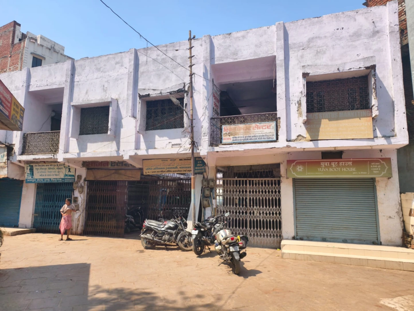 वाराणसी में बेनियाबाग शॉपिंग कॉम्प्लेक्स पर बुलडोजर की आहट से उबाल! दुकानदारों का सवाल—40 साल में ही इमारत जर्जर कैसे? बोले, “नगर आयुक्त ने हमें बेरोजगार बनाने का ठेका ले लिया है”