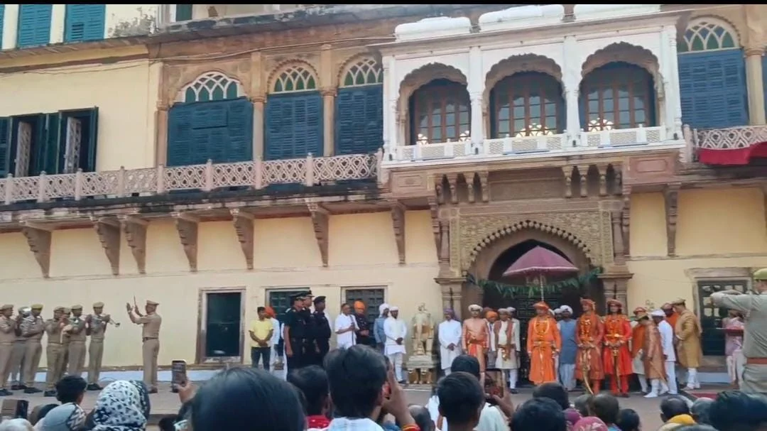 KASHI -BREAKING: रामनगर दुर्ग में शाही सलामी का अद्भुत नजारा! काशी नरेश के सम्मान में PAC जवानों ने दी सलामी, सदियों पुरानी परंपरा ने फिर मोहा मन!