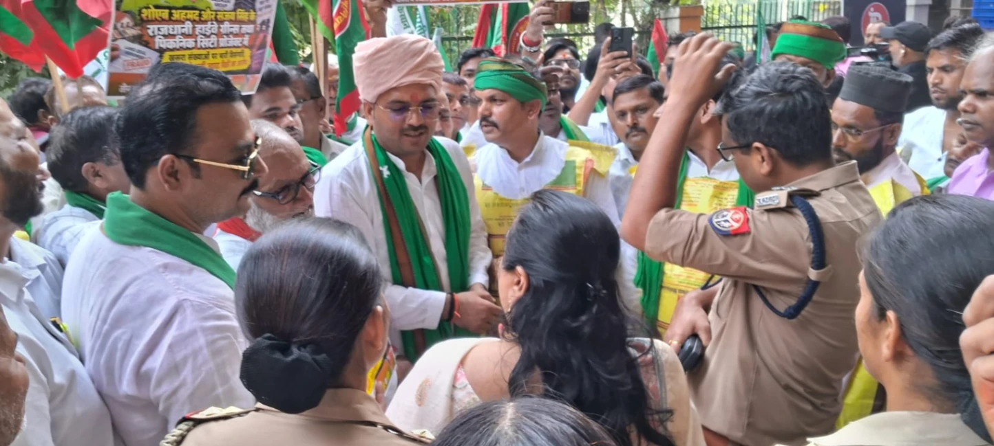 लखनऊ में जमीन के सौदों पर सवाल! परिवर्तन चौक पर किसान यूनियन का प्रदर्शन, खसरा नंबरों में गड़बड़ी की जांच की मांग