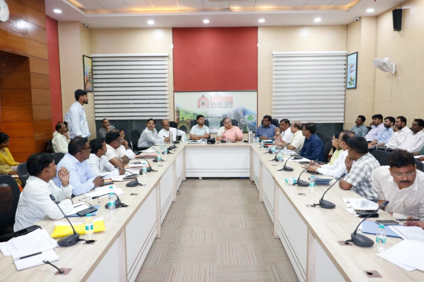 लखनऊ में बाढ़ प्रभावित इलाकों के लिए महापौर सुषमा खर्कवाल सख्त, सफाई से लेकर पेयजल तक की समीक्षा; अधिकारियों को रोस्टर बनाकर काम कराने के निर्देश! फैजुल्लागंज से हरि नगर तक राहत कार्यों पर जोर