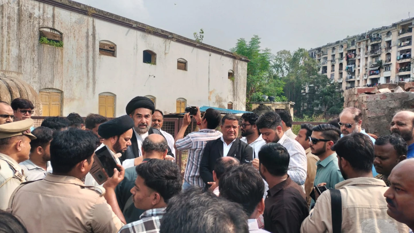 नरही में कर्बला की जमीन पर कब्जे का आरोप, मौलाना कल्बे जवाद ने दी आंदोलन की चेतावनी