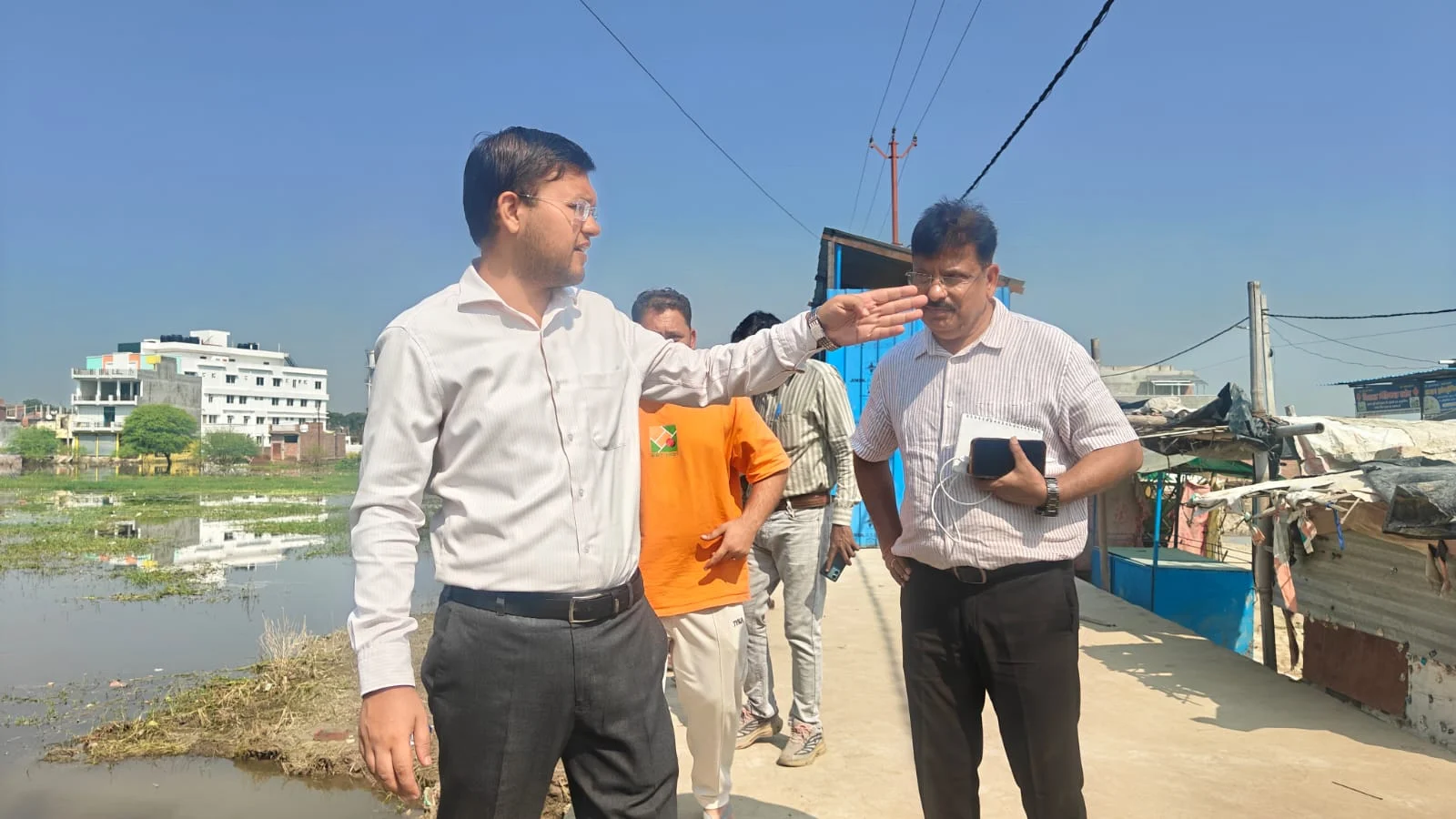 लखनऊ में बाढ़ के बाद नगर निगम का एक्शन तेज, लोहरामऊ-दाउदनगर पहुंचे नगर आयुक्त गौरव कुमार