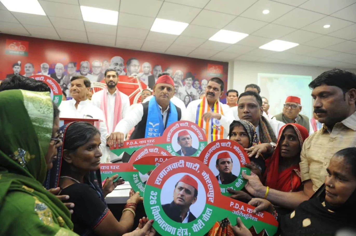 अखिलेश यादव ने पांच गरीब परिवारों को सौंपी ‘PDA घर’ की चाबी, डिंपल यादव के जन्मदिन पर गोरखपुर में बने मकान
