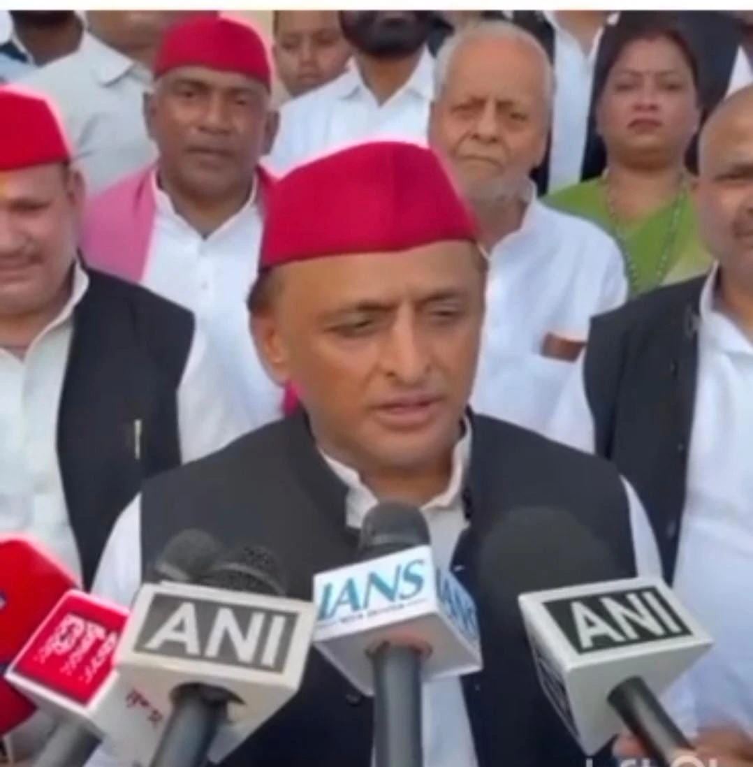 अखिलेश यादव का बड़ा ऐलान: सपा सरकार बनी तो शिक्षामित्र होंगे स्थायी, नाम बदलकर ‘समाजवादी शिक्षक’ करने की भी कही बात