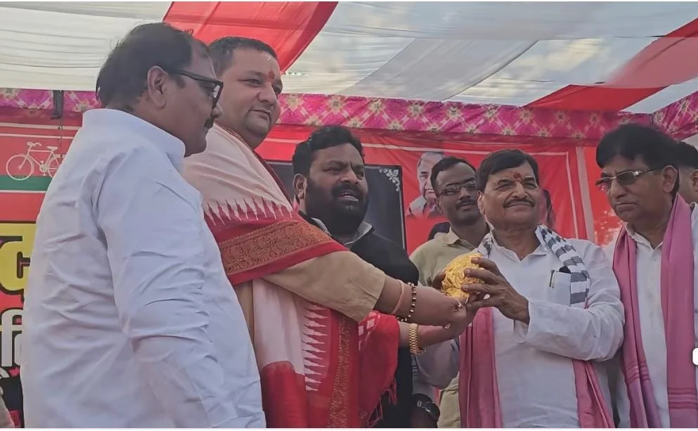 शिवपाल यादव को चमचमाता शंख भेंट कर चर्चा में आए प्रभाकर पांडेय! सोने का है या गोल्डन परत, उठे सवाल