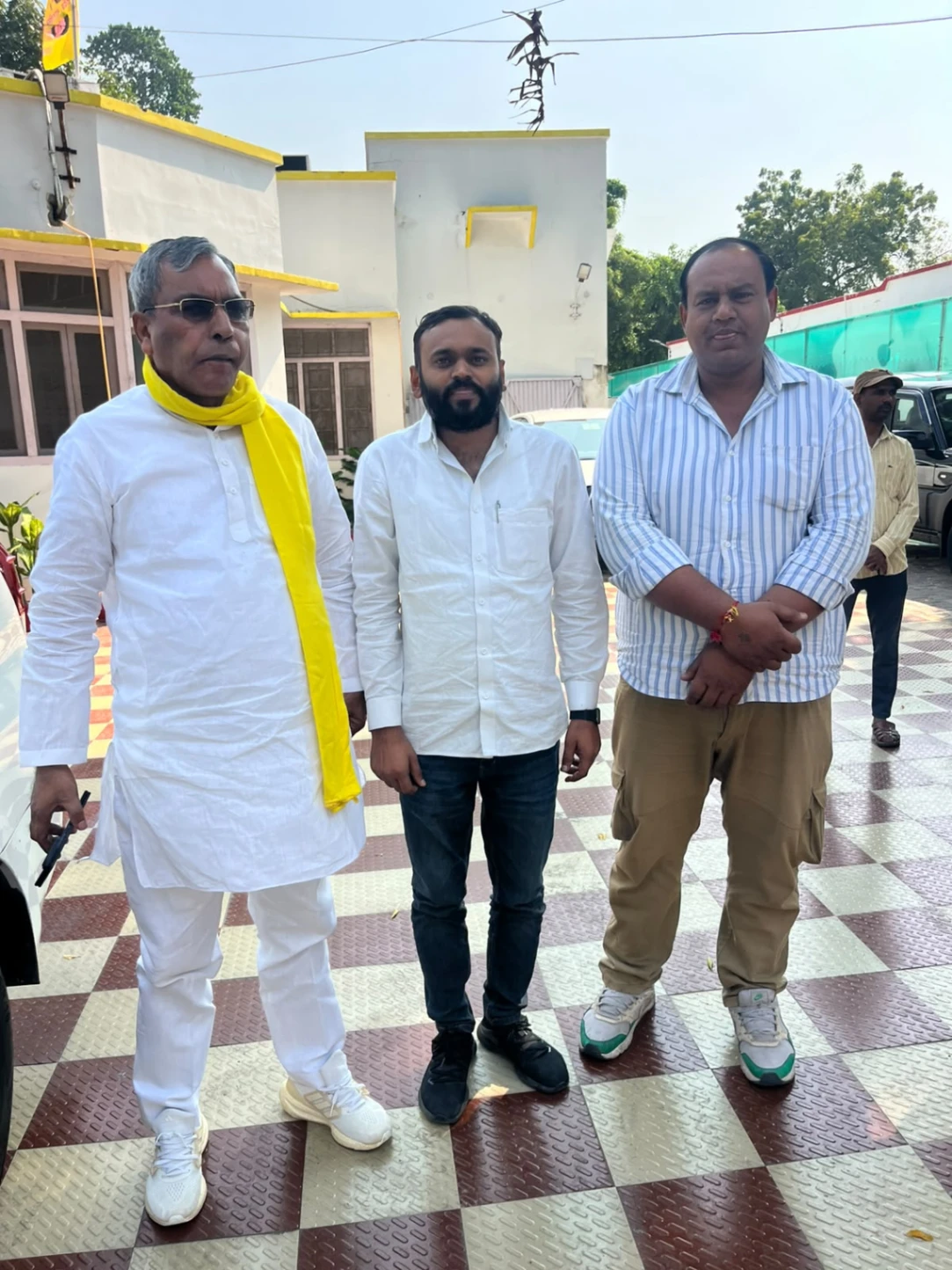 68,500 शिक्षक भर्ती का मामला फिर गरमाया! 53 दिन से धरने पर अभ्यर्थी, मंत्री ओमप्रकाश राजभर को सौंपा ज्ञापन