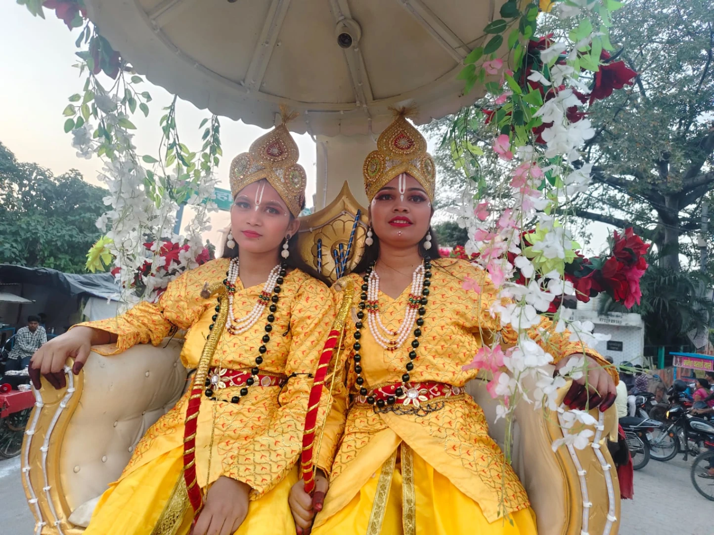 गाजे-बाजे और आकर्षक झांकियों के साथ निकली महर्षि वाल्मीकि शोभायात्रा, शिक्षित बेटियों का हुआ सम्मान