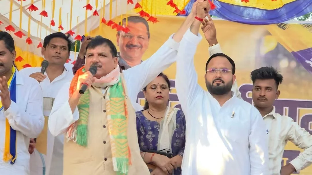 सुल्तानपुर में AAP की दहाड़! ‘युवाओं को रोजगार दो, वरना गद्दी छोड़ो’ के नारे से गरमाई सियासत