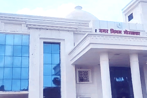 गत्ते के सहारे सरिया रखकर स्लैब ढालने का मामला, जांच में खामियां मिलने पर ठेकेदार पर एक्शन