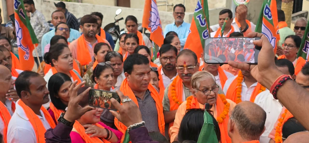 सरोजनी नगर में भाजपा का बूथ संपर्क अभियान, 5 किलोमीटर पैदल चलकर किया जनसंपर्क