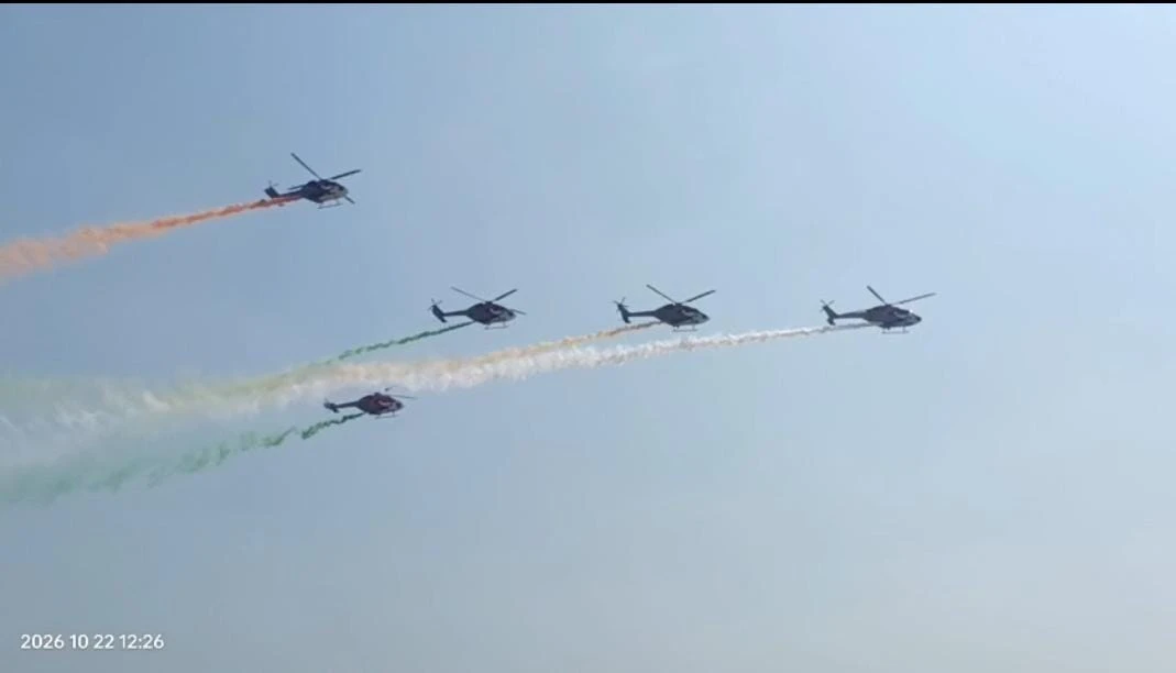 काशी के आसमान में भारतीय वायुसेना का शौर्य! गंगा के ऊपर राफेल, सुखोई और तेजस के प्रदर्शन ने जगाया राष्ट्रगौरव