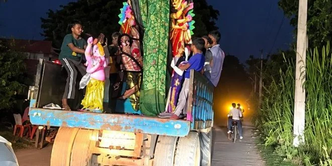 मां दुर्गा के जयकारों से भक्तिमय हुआ सिद्धार्थनगर, नवरात्र के शुभारंभ पर निकलीं प्रतिमाएं