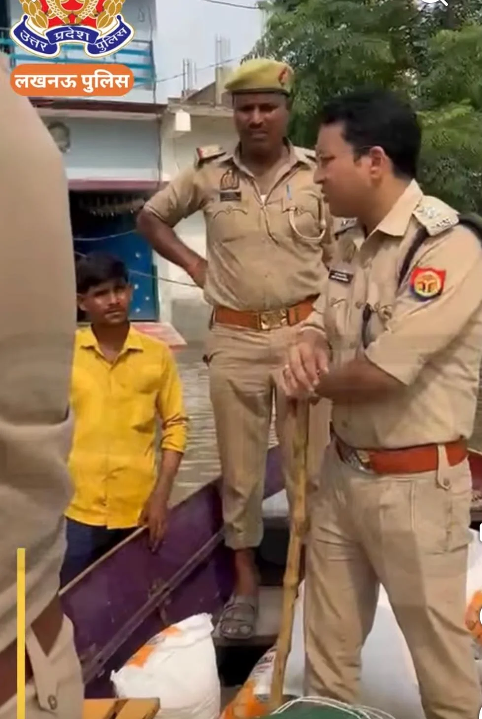 बाढ़ प्रभावित फैजुल्लागंज में पुलिस बनी मददगार, घर-घर पहुंचाई राहत सामग्री
