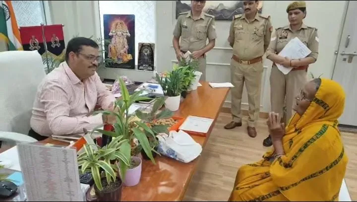 12 साल का इंतजार खत्म! अपनी जमीन पर कब्जा मिला तो मिठाई लेकर DIG के पास पहुंची बुजुर्ग महिला