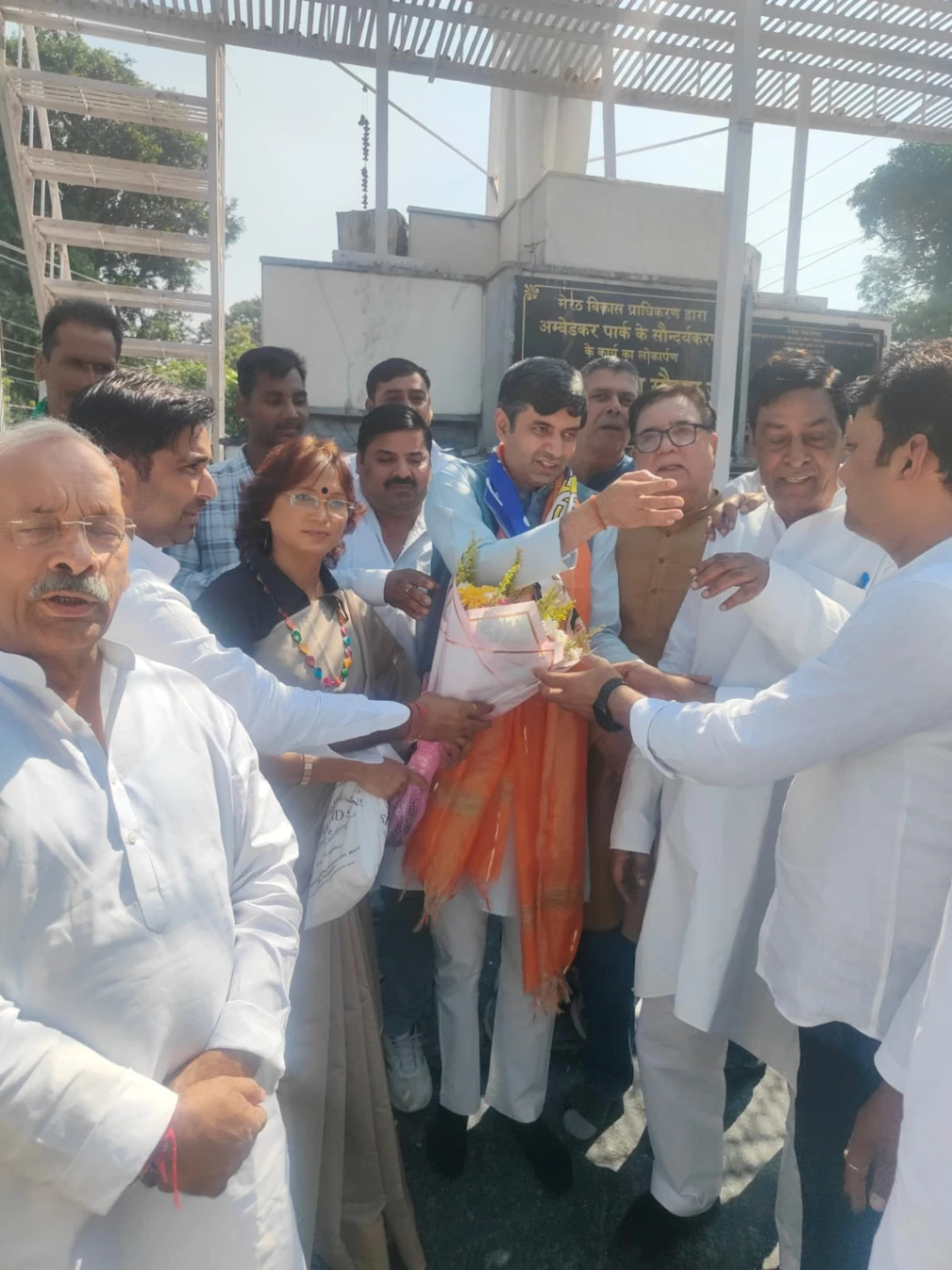 गंगा एक्सप्रेसवे से मेरठ पहुंचने पर कई स्थानों पर हुआ स्वागत, चौधरी चरण सिंह और डॉ. भीमराव आंबेडकर को किया नमन