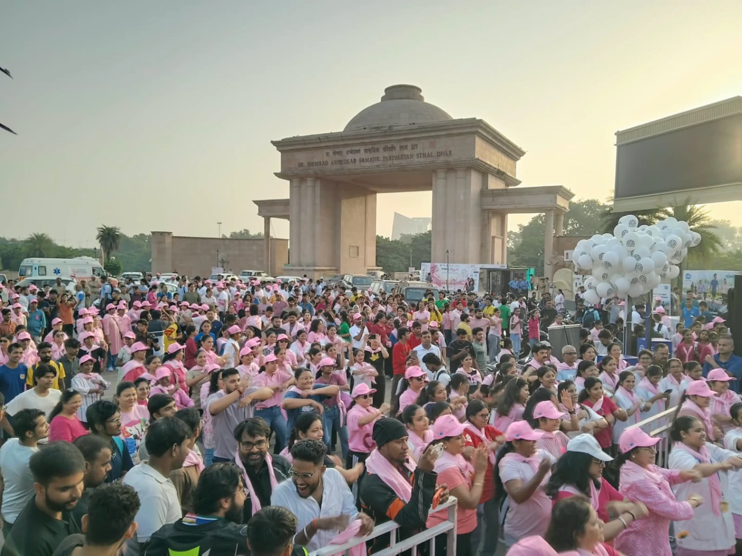 स्तन कैंसर जागरूकता वॉकथॉन में उमड़ा हुजूम