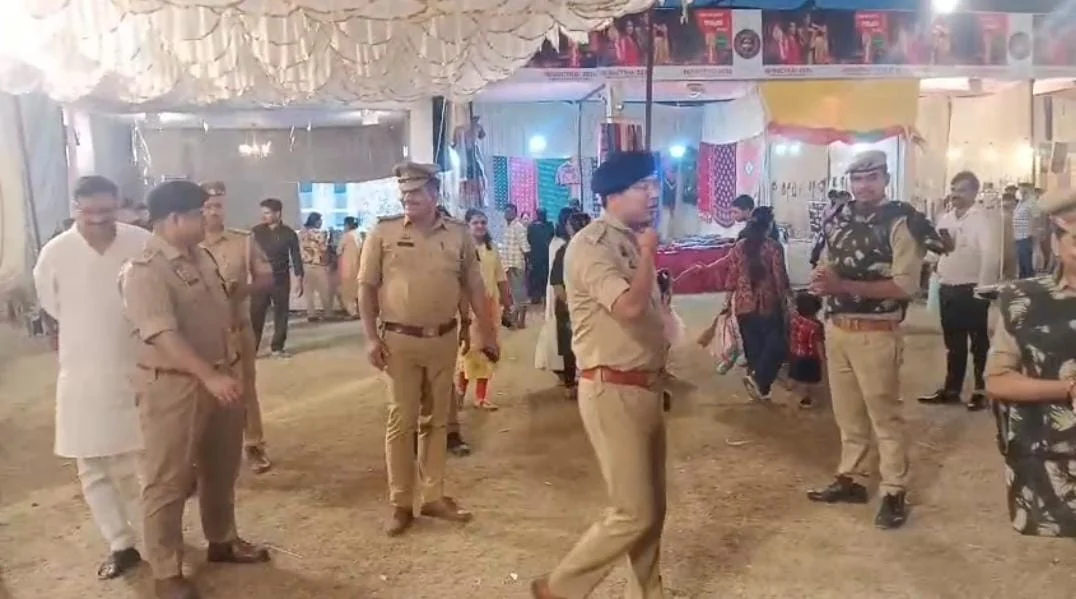 लखनऊ में त्योहारों को लेकर पुलिस अलर्ट! जानकीपुरम में DCP अमित कुमार आनंद का फ्लैग मार्च, दुर्गा पूजा पंडालों की सुरक्षा पर खास नजर