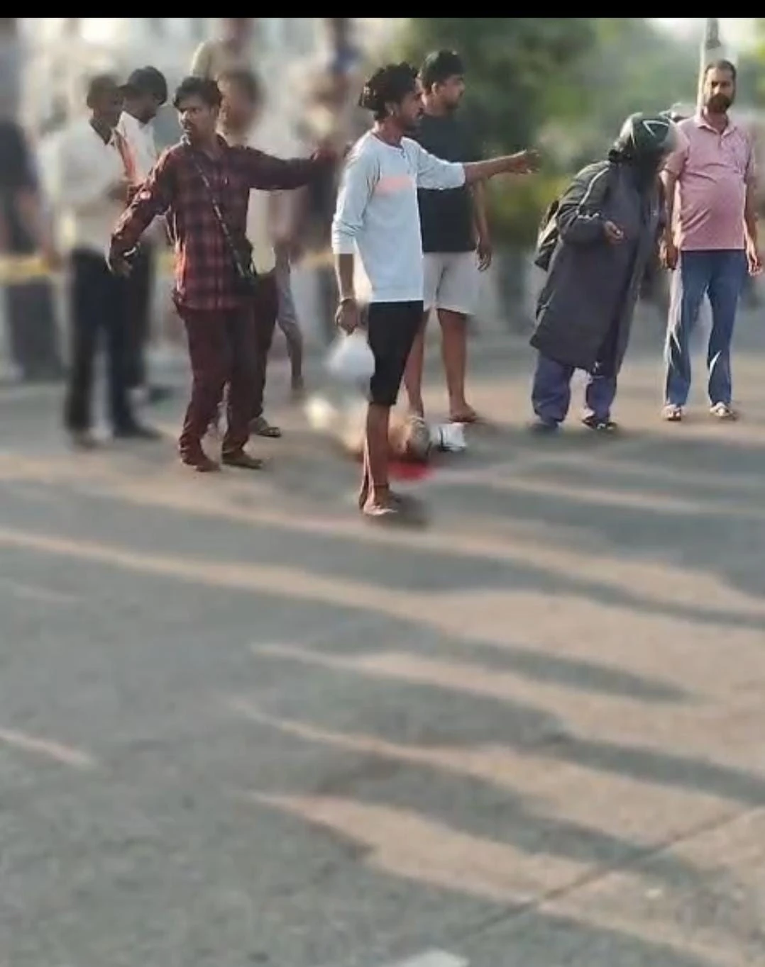 लखनऊ में भीषण सड़क हादसा! बुद्धेश्वर ओवरब्रिज पर अधेड़ गंभीर घायल, सड़क पर खड़े सीमेंट ट्रकों से हादसों का खतरा