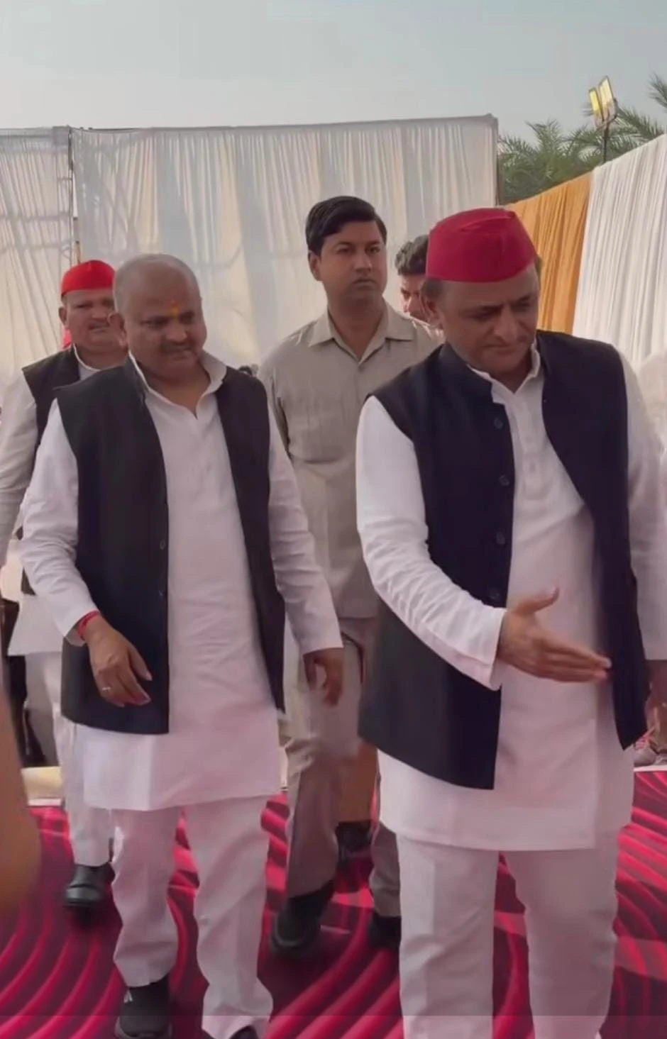 मलिहाबाद में सोनू कनौजिया के पिता के शांति पाठ में पहुंचे अखिलेश यादव, अर्पित किए श्रद्धासुमन