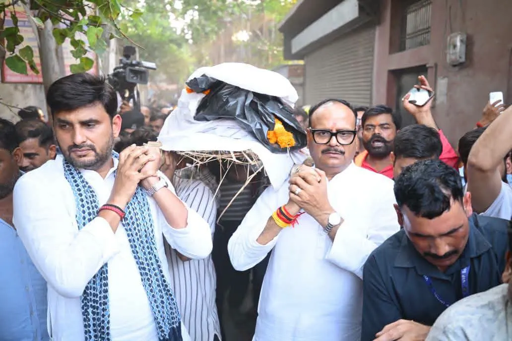 लखनऊ तिहरे हत्याकांड में गमगीन माहौल में नम आंखों से दी गई अंतिम विदाई, नीरज सिंह और बृजेश पाठक ने दिया कंधा