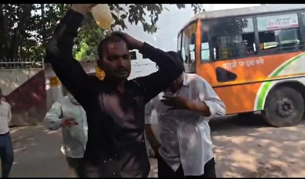 लखनऊ के कैसरबाग बस डिपो में हड़कंप! चालक ने दूसरे चालक पर पेट्रोल डालकर आत्महत्या की कोशिश की, एआरएम पर प्रताड़ना के गंभीर आरोप