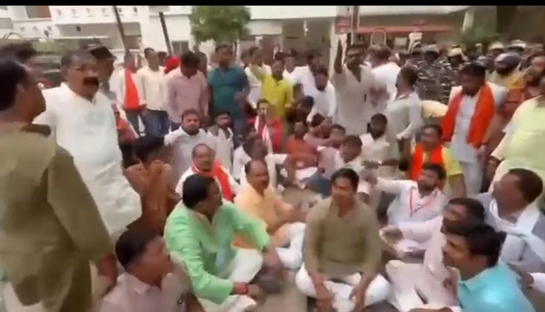 वाराणसी में मतगणना स्थल पर सियासी हलचल!