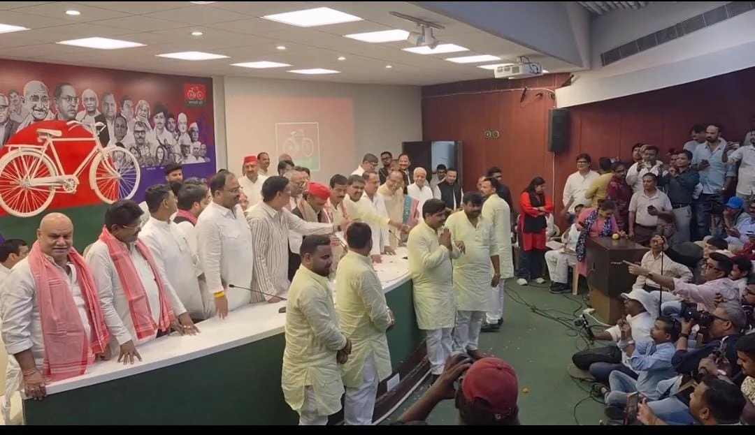यूपी की सियासत में नई हलचल! भवानी भीख शुक्ला पांच बेटों के साथ सपा में शामिल, क्या गोंडा में बदलेंगे राजनीतिक समीकरण?
