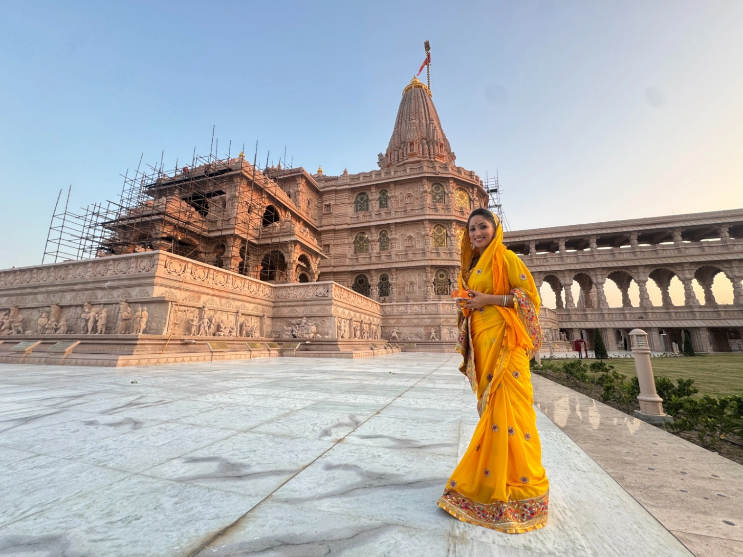 रामलला की नगरी में यामी गौतम! ‘नई नवेली’ की रिलीज से पहले हनुमानगढ़ी में टेका माथा, राम की पैड़ी पर लिया आशीर्वाद