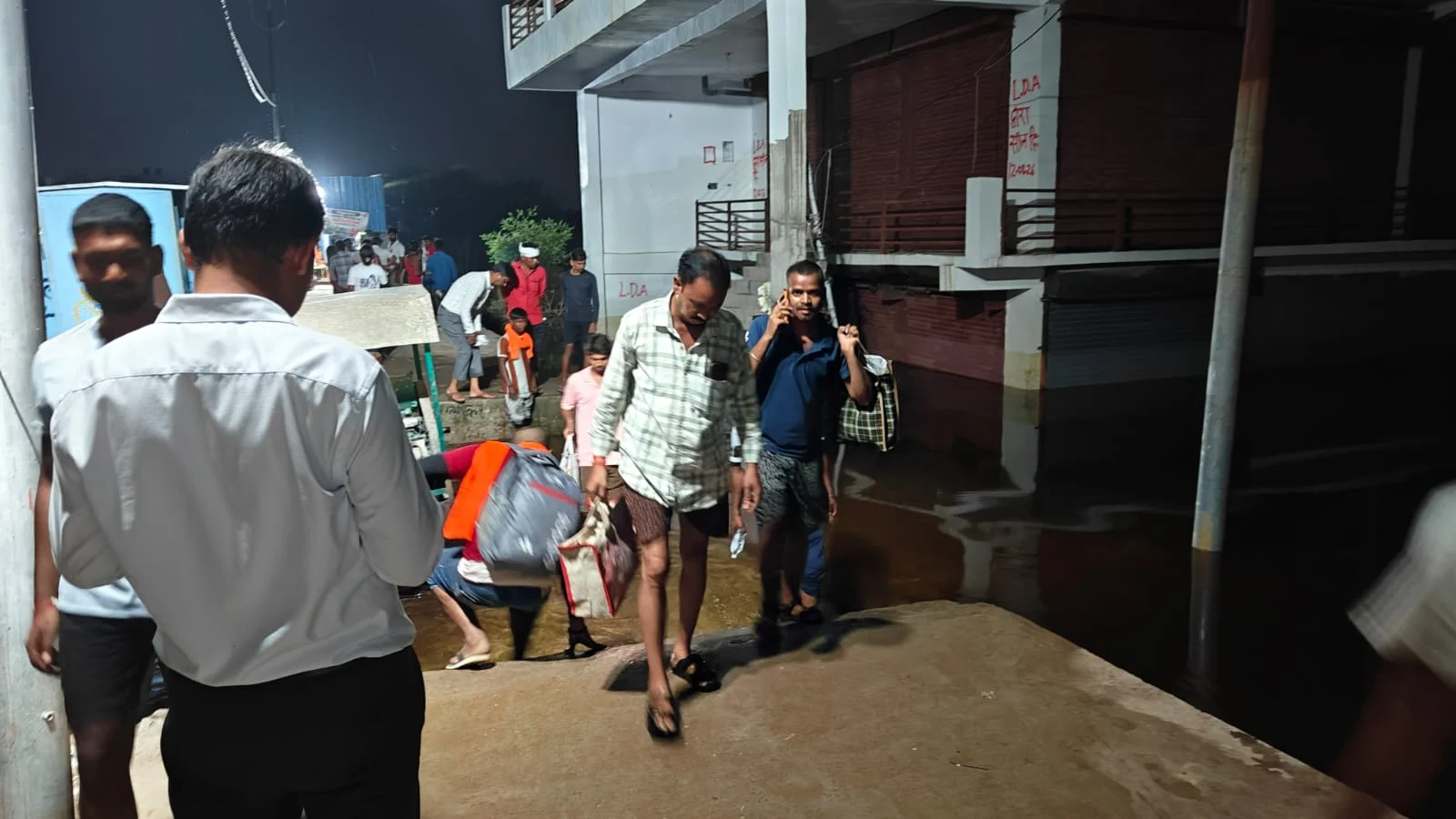 बाढ़ का पानी उतरा तो मैदान में उतरी नगर निगम की टीमें! लखनऊ के प्रभावित इलाकों में सफाई अभियान तेज, 900 से ज्यादा कर्मचारियों की व्यवस्था