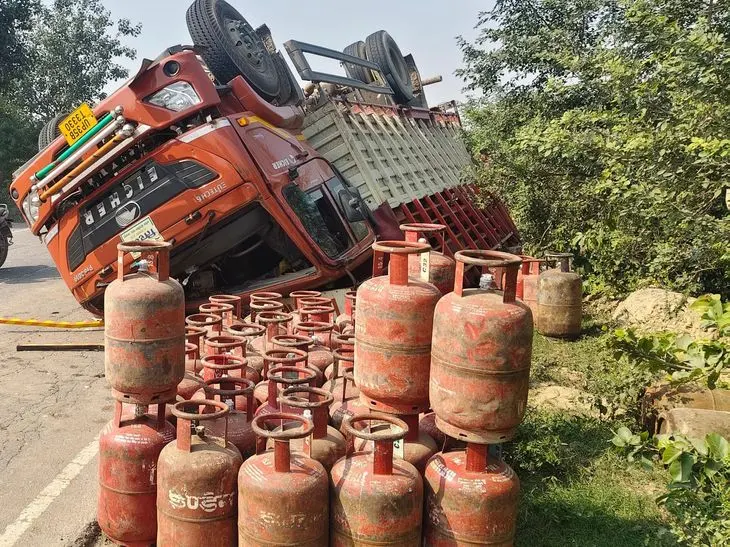 माल में बड़ा हादसा टला! LPG सिलेंडरों से भरी गाड़ी अनियंत्रित होकर खाई में उतरी