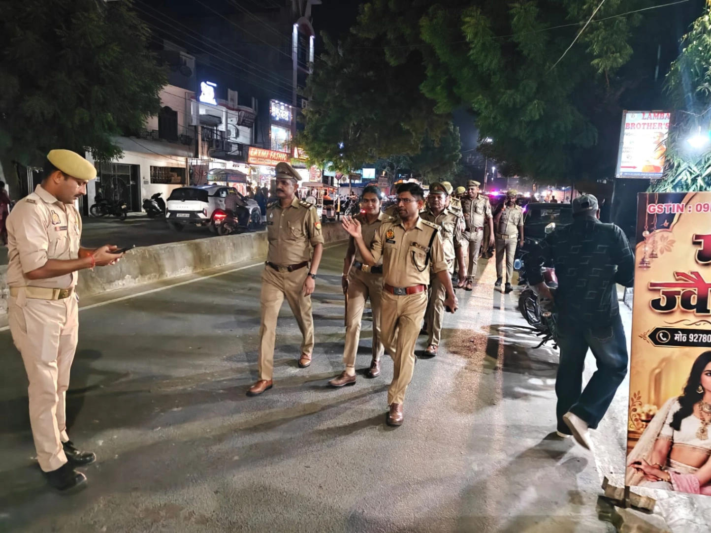 त्योहारों पर सुरक्षा को लेकर अलर्ट लखनऊ पुलिस! DCP दक्षिणी ने सरोजनीनगर में किया पैदल गश्त, चेकिंग और ट्रैफिक व्यवस्था का लिया जायजा