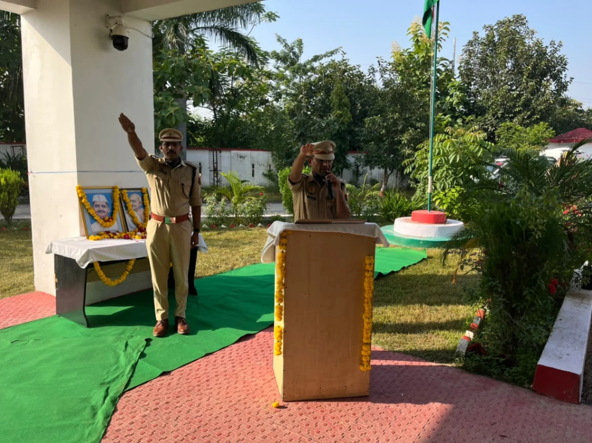 गांधी जयंती और शास्त्री जयंती पर पुलिस अधिकारियों ने महापुरुषों को किया नमन